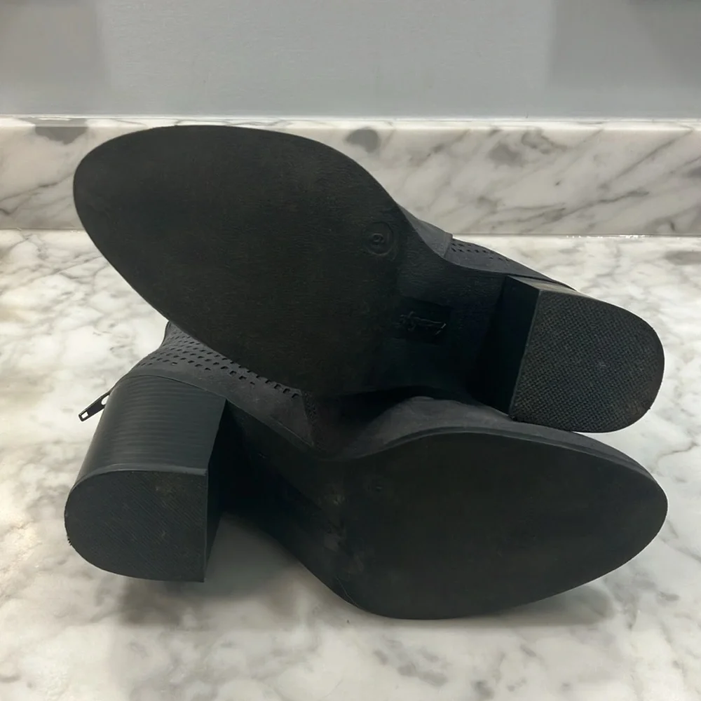 American Eagle Outfitters Gray Ankle Booties size 9 western heel boot zipper